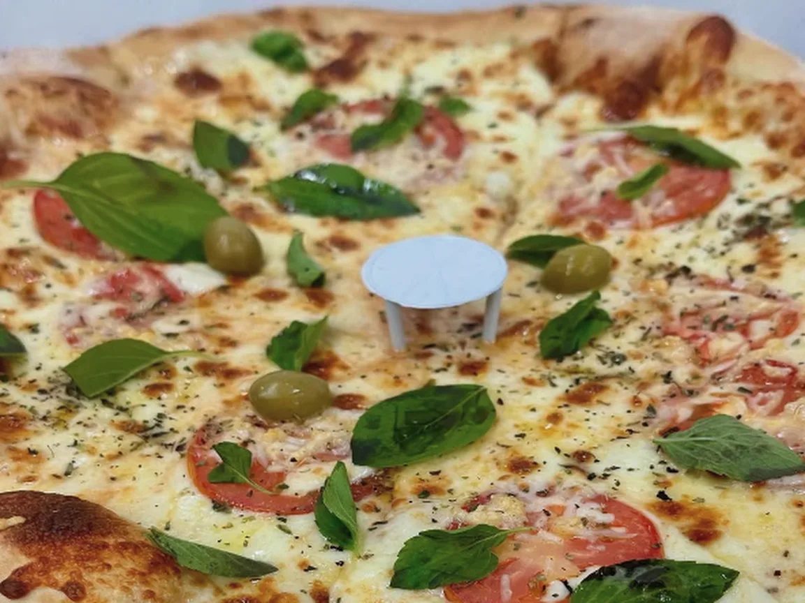 Pizza marguerita com azeitonas — antes